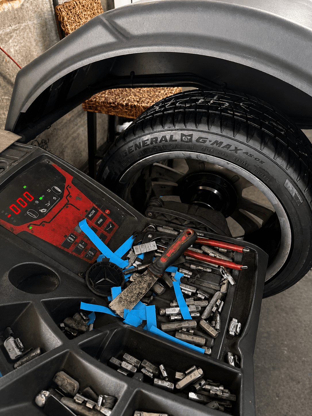 Tire balancing machine